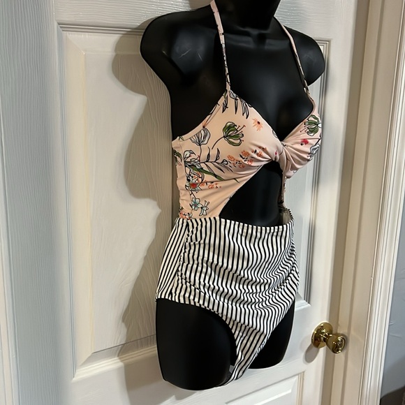 Cupshe one piece swim suit,size large, NWT. - Picture 3 of 9